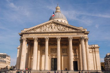 Pantheon Paris, güneşli bir günde Merkezi cephe manzarası