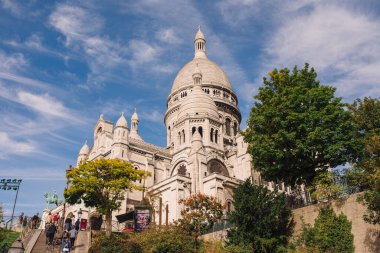 Montmartre, Paris 'teki ünlü Sacre Coeur Bazilikası. Güneşli günlerde.