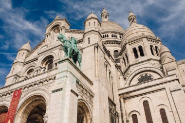 Montmartre, Paris 'teki ünlü Sacre Coeur Bazilikası. Güneşli günlerde.