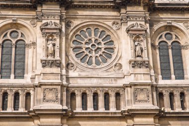 Güneşli bir günde Paris 'teki eski Saint-Trinit Kilisesi' nin cephesi