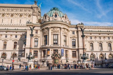 Opera ya da Garnier Sarayı cephesi. Paris, Fransa