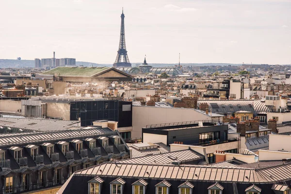 Blick auf Paris von der Spitze der Lafayette Osman Gallery, mit dem japanischen Einzelhändler Uniqlo und dem berühmten Eiffelturm im Hintergrund — Stockfoto