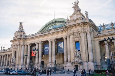 Grand Palais, Paris Bulutlu bir günde