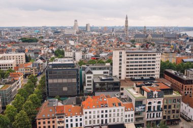 Belçika 'nın Antwerp şehrinin kuş bakışı manzarası. Bulutlu bir günde De Strom Müzesi 'nden manzara