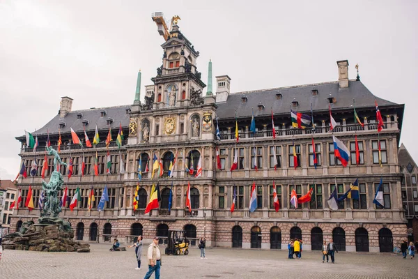 Stadhuis Antwerpen Met Vlaggen Van Alle Volkeren Een Zonnige Dag — Stockfoto