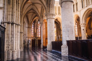 Güneşli bir günde Brüksel 'deki St. Michael ve St. Gudula Katedrali' nin içi