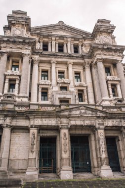 Adalet Divanı Justiepaleis van Hughsel, Palais de Justice de Bruxelles, Belçika 'da yer almaktadır.