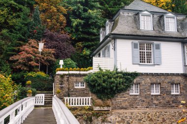 Monschau, Almanya Bulutlu bir günde pitoresk bir kasabada güzel tarihi evler