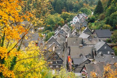 Bulutlu bir günde Almanya 'nın bir tepenin üzerinden Monschau şehrinin manzarası