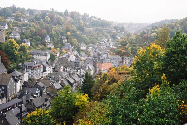 Συννεφιασμένο Φθινοπωρινό Πανόραμα Της Παλιάς Πόλης Monschau Γερμανία Πράσινοι Λόφοι — Φωτογραφία Αρχείου