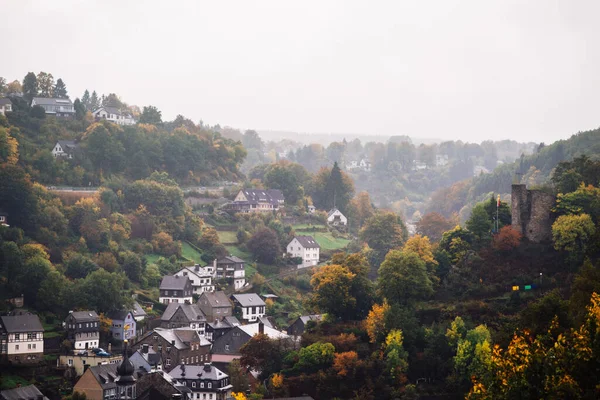 Συννεφιασμένο Φθινοπωρινό Πανόραμα Της Παλιάς Πόλης Monschau Γερμανία Πράσινοι Λόφοι — Φωτογραφία Αρχείου