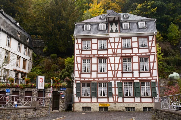 Monschau Niemcy Piękne Zabytkowe Domy Malowniczym Mieście Pochmurny Dzień — Zdjęcie stockowe