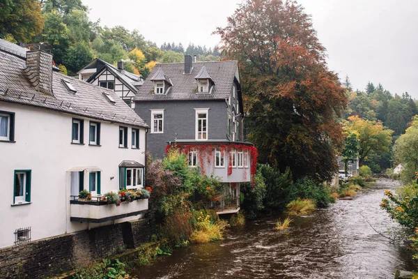 Monschau Németország Gyönyörű Történelmi Házak Egy Festői Városban Egy Felhős — Stock Fotó
