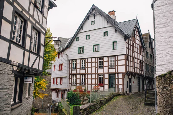 Monschau Tyskland Vackra Historiska Hus Pittoresk Stad Molnig Dag — Stockfoto