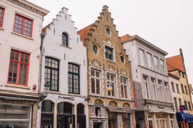 Monschau, Almanya Bulutlu bir günde pitoresk bir kasabada güzel tarihi evler