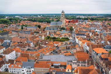Belçika 'nın birçok mağazası olan Belfort Kulesi ve St. Salvator Katedrali' nden panoramik manzara. Belçika 'ya git. Hava görünümü