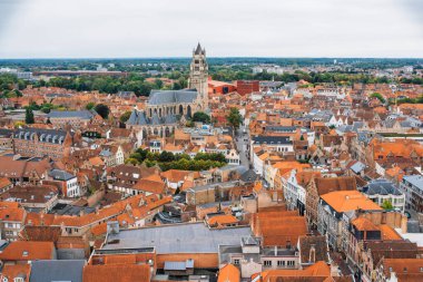 Belçika 'nın birçok mağazası olan Belfort Kulesi ve St. Salvator Katedrali' nden panoramik manzara. Belçika 'ya git. Hava görünümü