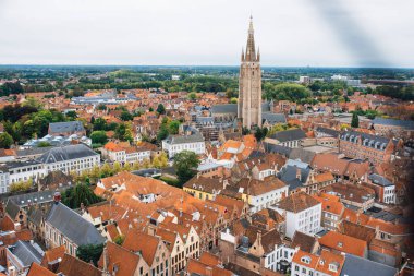 Belçika 'nın birçok mağazası olan Belfort Kulesi ve St. Salvator Katedrali' nden panoramik manzara. Belçika 'ya git. Hava görünümü
