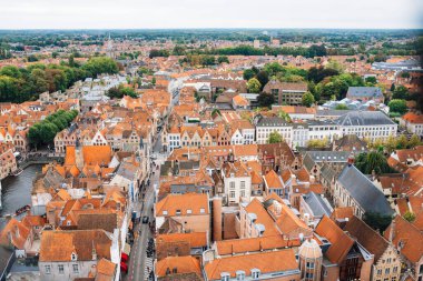 Belçika 'nın birçok mağazası olan Belfort Kulesi ve St. Salvator Katedrali' nden panoramik manzara. Belçika 'ya git. Hava görünümü