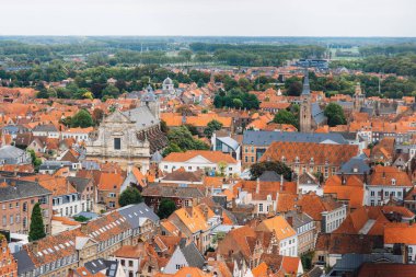 Belçika 'nın birçok mağazası olan Belfort Kulesi ve St. Salvator Katedrali' nden panoramik manzara. Belçika 'ya git. Hava görünümü