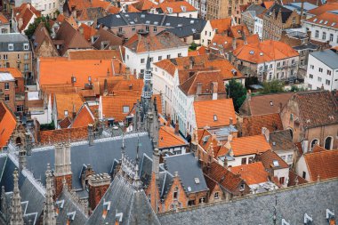 Belçika 'nın birçok mağazası olan Belfort Kulesi ve St. Salvator Katedrali' nden panoramik manzara. Belçika 'ya git. Hava görünümü