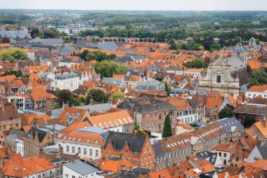 Belçika 'nın birçok mağazası olan Belfort Kulesi ve St. Salvator Katedrali' nden panoramik manzara. Belçika 'ya git. Hava görünümü