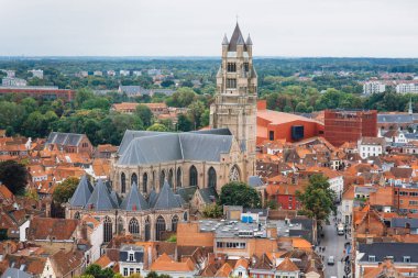 Belçika 'nın birçok mağazası olan Belfort Kulesi ve St. Salvator Katedrali' nden panoramik manzara. Belçika 'ya git. Hava görünümü
