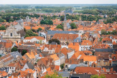Belçika 'nın birçok mağazası olan Belfort Kulesi ve St. Salvator Katedrali' nden panoramik manzara. Belçika 'ya git. Hava görünümü
