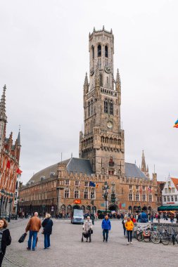 Pazar meydanından Belfort Kulesi 'nin manzarası. Bruges, Brüksel, bulutlu bir günde