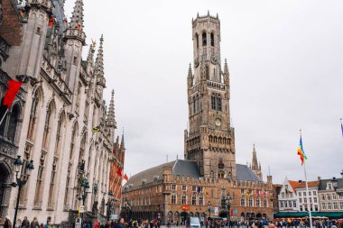 Pazar meydanından Belfort Kulesi 'nin manzarası. Bruges, Brüksel, bulutlu bir günde