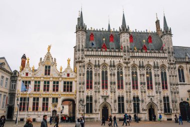 Bruges, Belçika 'daki İl Hof Brugge binasının cephesi bulutlu bir günde