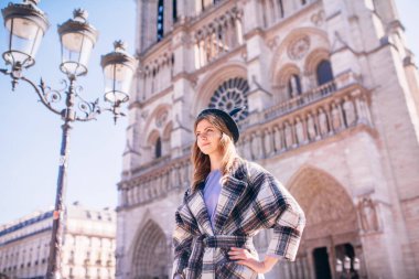 Notre Dame 'ın Paris Katedrali' nin arka planında sarı saçlı, güzel bir kız.