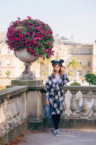 Lycklig Flicka Mikimaus Hatt Luxemburgs Trädgård Och Palatset Paris Begreppet — Stockfoto