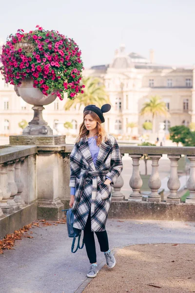 Menina Feliz Chapéu Mikimaus Jardim Luxemburgo Palácio Paris Conceito Casa — Fotografia de Stock