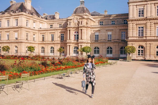 Chica Feliz Sombrero Mikimaus Jardín Luxemburgo Palacio París Concepto Hogar —  Fotos de Stock