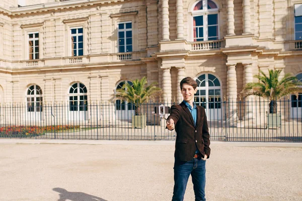 Hombre Fotografiado Teléfono Inteligente Jardín Luxemburgo Día Soleado Verano París —  Fotos de Stock