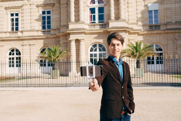 Hombre Fotografiado Teléfono Inteligente Jardín Luxemburgo Día Soleado Verano París —  Fotos de Stock