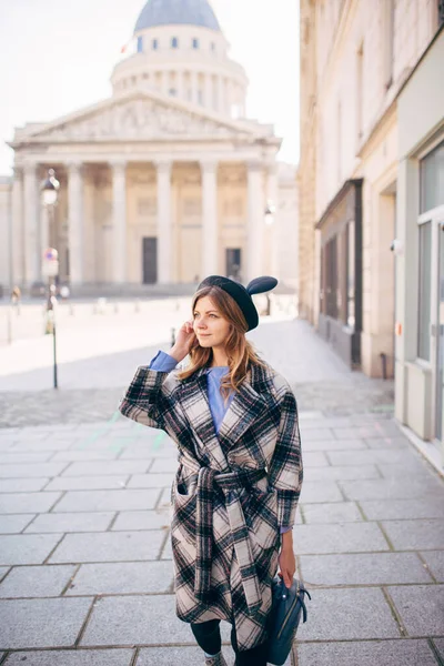 Uma Jovem Mulher Usando Chapéu Mikimaus Carregando Uma Mochila Caminha — Fotografia de Stock