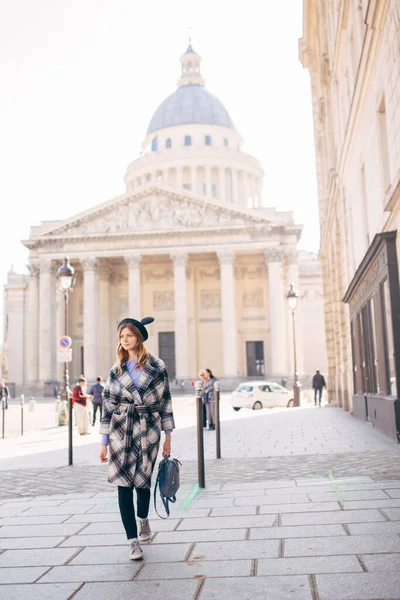 Молодая Женщина Шляпе Микимауса Рюкзаком Гуляет Площади Перед Пантеоном Париж — стоковое фото