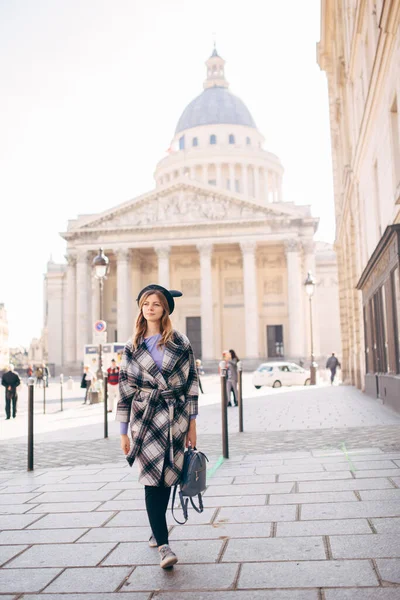 Una Giovane Donna Che Indossa Cappello Mikimaus Porta Uno Zaino — Foto Stock