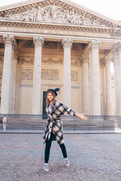 Una Giovane Donna Che Indossa Cappello Mikimaus Porta Uno Zaino — Foto Stock