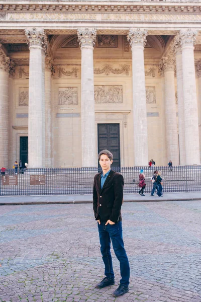 Genç Bir Adam Pantheon Paris Fransa Nın Önündeki Meydanda Duruyor — Stok fotoğraf