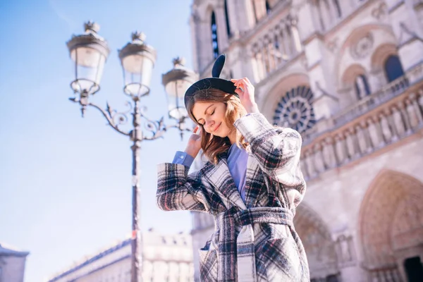 Krásná Dívka Mikimaus Klobouk Krásném Kabátě Pozadí Pařížské Katedrály Notre — Stock fotografie