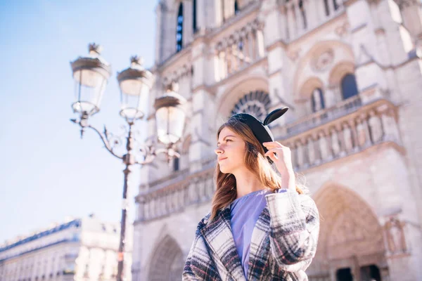 Menina Bonita Chapéu Mikimaus Belo Casaco Fundo Catedral Parisiense Notre — Fotografia de Stock