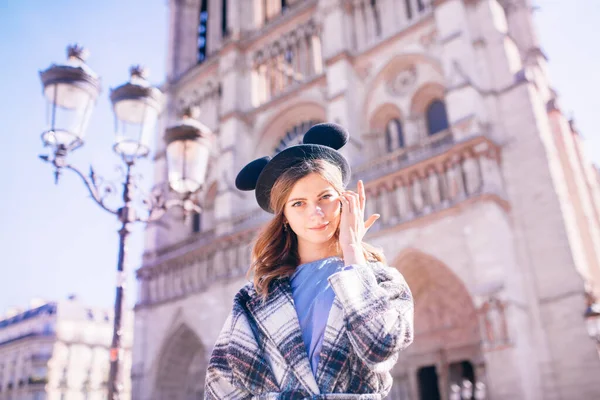 Красивая Девушка Шляпе Микимауса Красивом Пальто Фоне Парижского Собора Нотр — стоковое фото