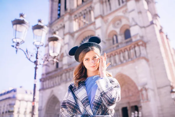 Menina Bonita Chapéu Mikimaus Belo Casaco Fundo Catedral Parisiense Notre — Fotografia de Stock