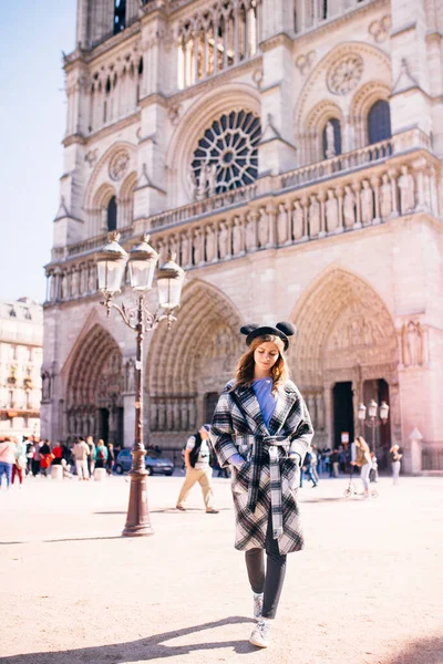 Krásná Dívka Mikimaus Klobouk Krásném Kabátě Pozadí Pařížské Katedrály Notre — Stock fotografie
