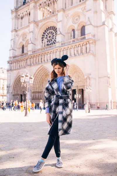 Menina Bonita Chapéu Mikimaus Belo Casaco Fundo Catedral Parisiense Notre — Fotografia de Stock