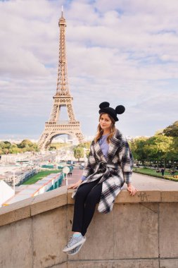 Paris 'te Eyfel Kulesi' nin arka planında oturan güzel kız