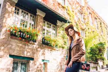 Kahverengi ceketli güzel bir kadın sabahın erken saatlerinde Paris, Fransa 'daki ünlü Montmartre tepesinde yürüyor.